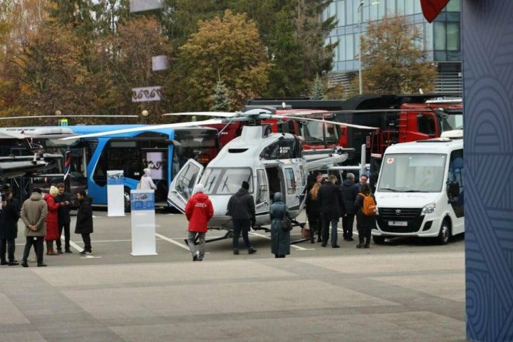 Выставка техники в Казани к 80-летию Победы