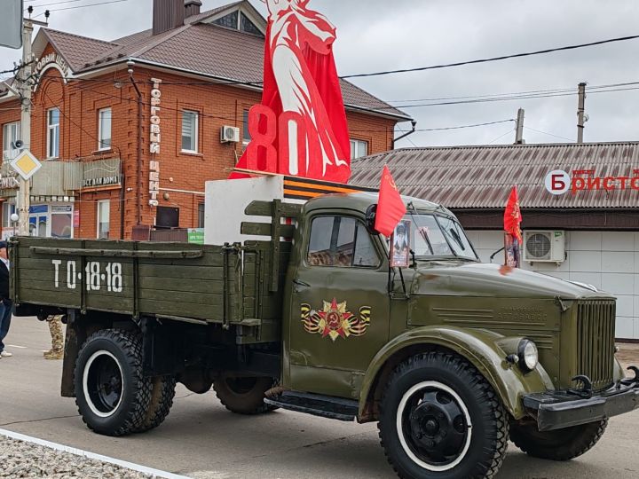 Улицы поселка Уруссу праздничным убранством встречают 9 Мая