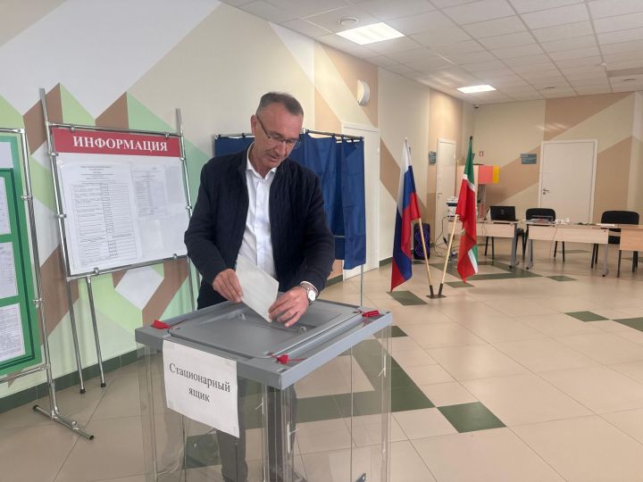 Глава Ютазинского района проголосовал одним из первых