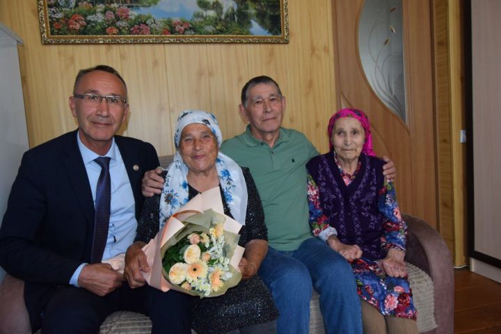 К ней тянулась вся родня