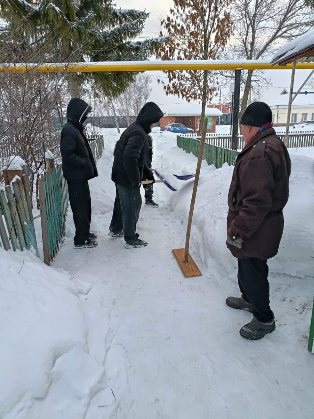 Школьники Уруссинской гимназии подарили пенсионерам тепло своих сердец