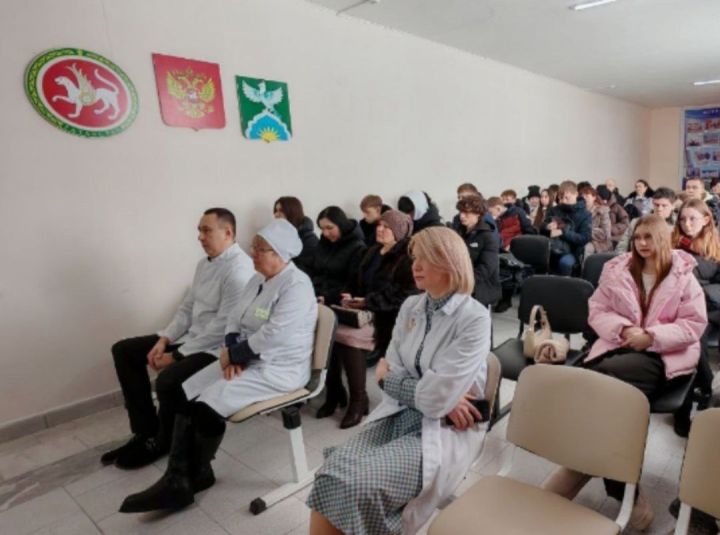В Уруссинской ЦРБ прошла профориентационная лекция