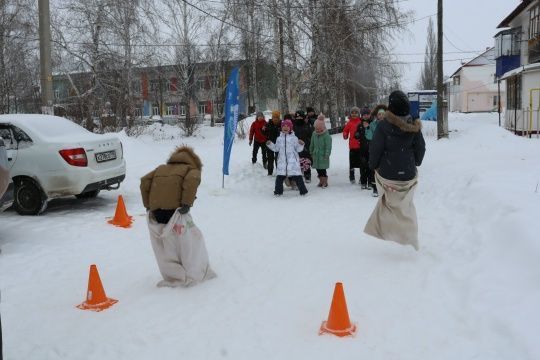 Зимние забавы согрели двор