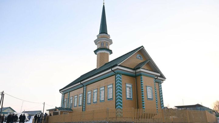 Жемчужина деревянного зодчества: мечеть в Айбаше встретила верующих