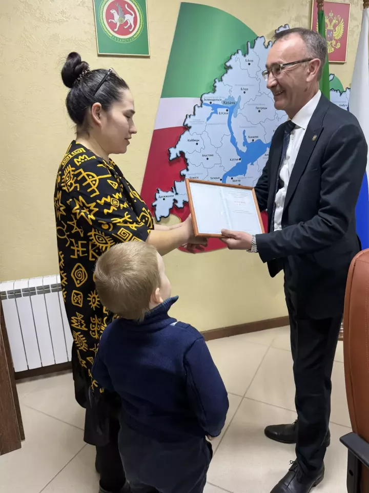 Еженедельное расширенное совещание началось с церемонии награждения