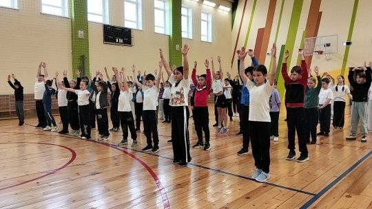 Наставники в спорте: пятиклассники Уруссинской СОШ № 3 провели зарядку для малышей»