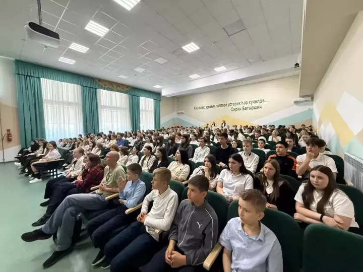 Музыка вместо звонка: духовой оркестр подарил гимназистам праздник звуков