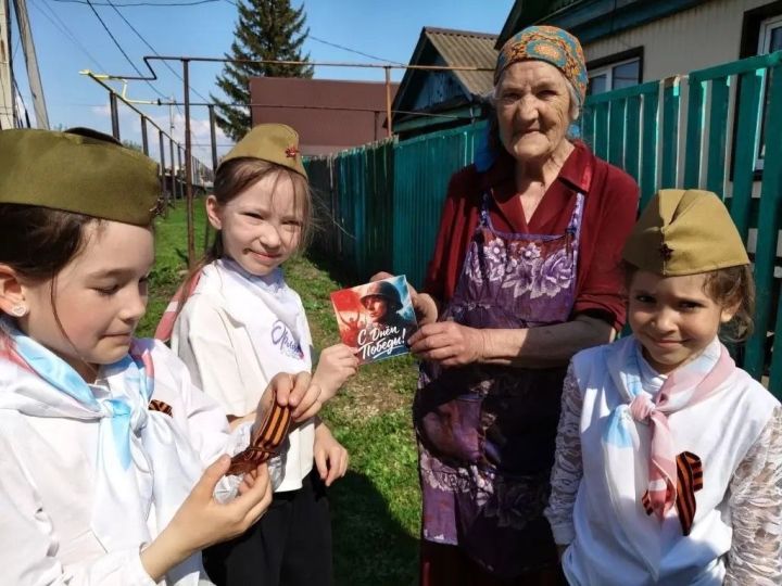 Добрая встреча поколений в преддверии Дня Победы - школьники в гостях у ветеранов
