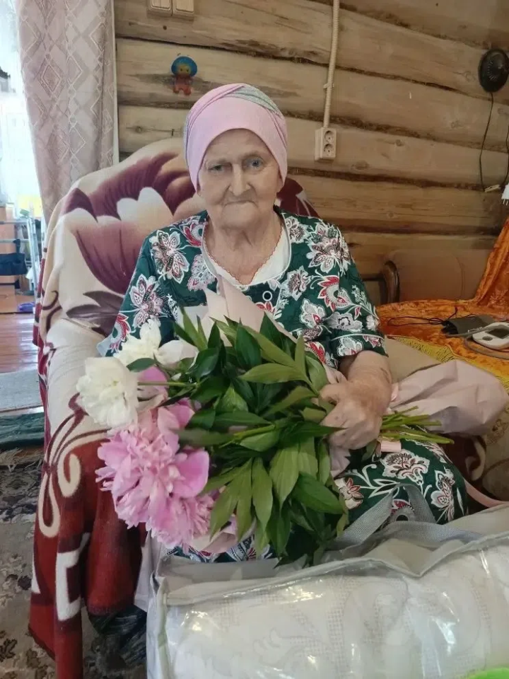 85 лет стойкости и тепла: в Дым‑Тамакском поселении поздравили Расиму Харисовну Зарипову — маму героя