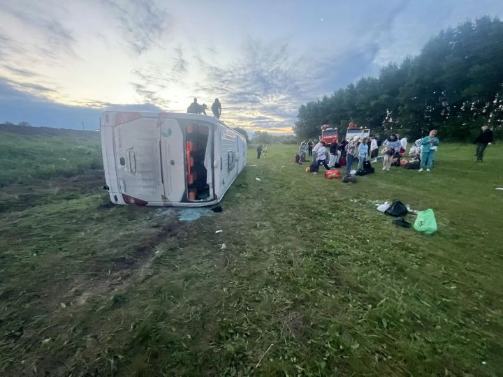Чирмешән районында пассажир автобусы юл читенә төшеп киткән