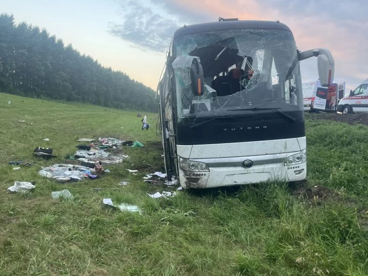 Чирмешән районында пассажир автобусы юл читенә төшеп киткән