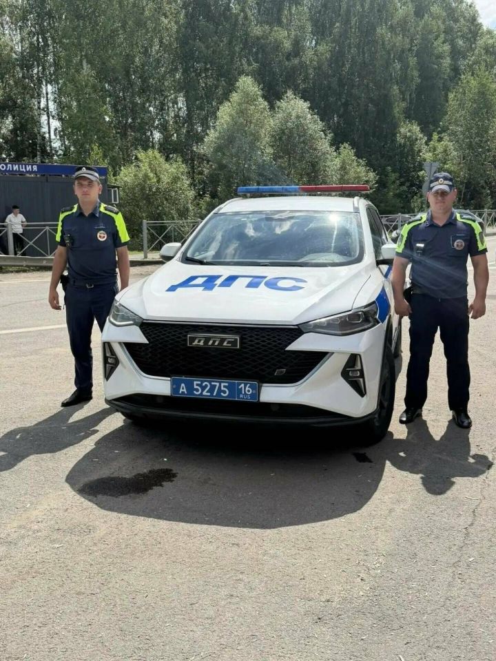 «Скорая помощь на колёсах»: татарстанские гаишники спасли годовалого малыша
