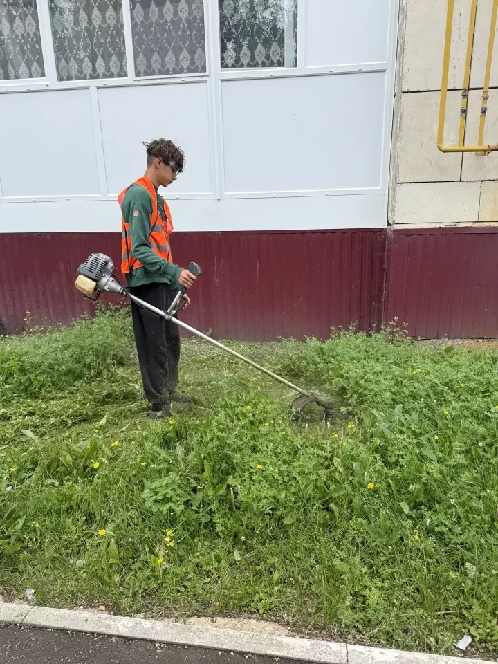 Уруссинские школьники вышли на борьбу с летней травой