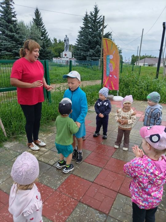 Мальчишки и девчонки в «Парке веселых затей»