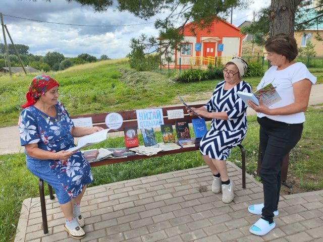 «Читай и отдыхай»: литературная скамейка и любимые произведения