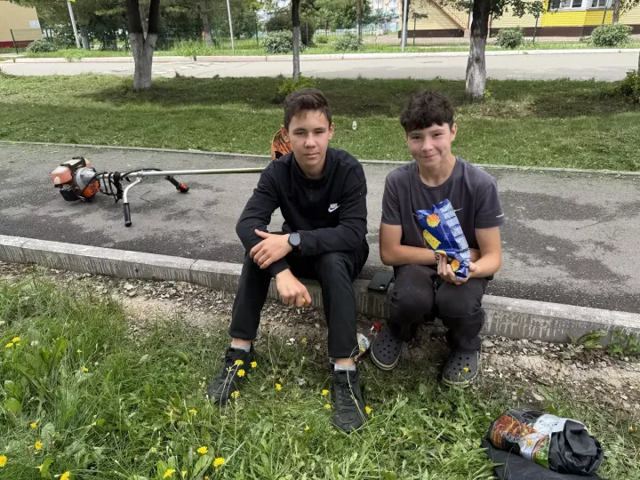 Уруссинские школьники вышли на борьбу с летней травой