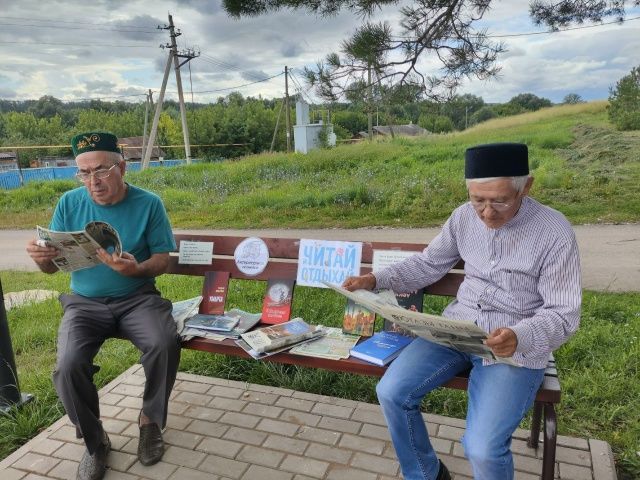 «Читай и отдыхай»: литературная скамейка и любимые произведения