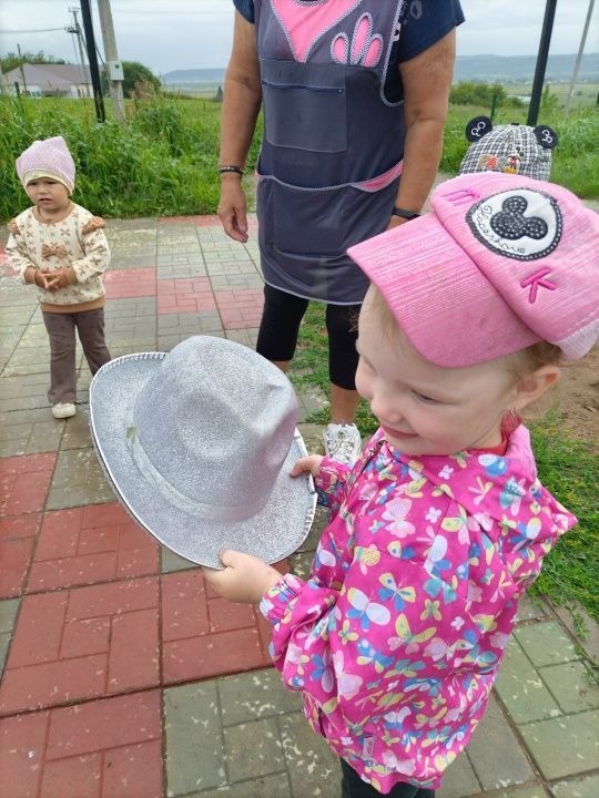 Мальчишки и девчонки в «Парке веселых затей»