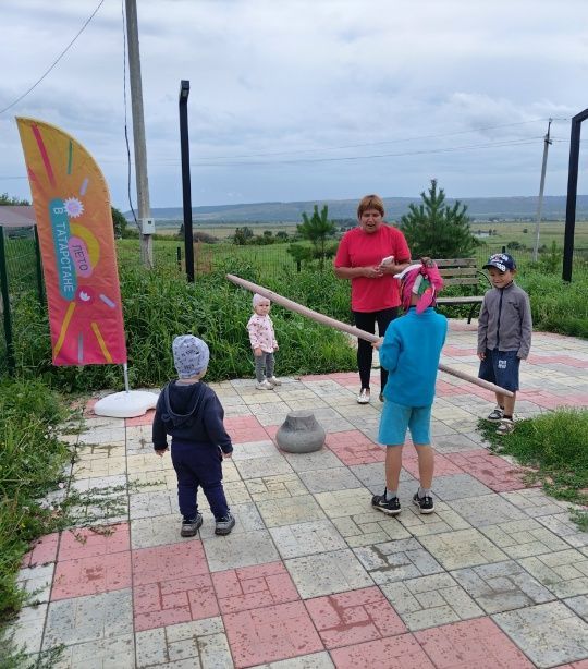 Мальчишки и девчонки в «Парке веселых затей»