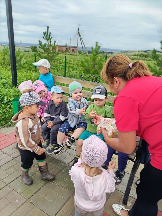 Мальчишки и девчонки в «Парке веселых затей»