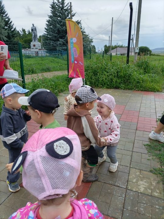 Мальчишки и девчонки в «Парке веселых затей»