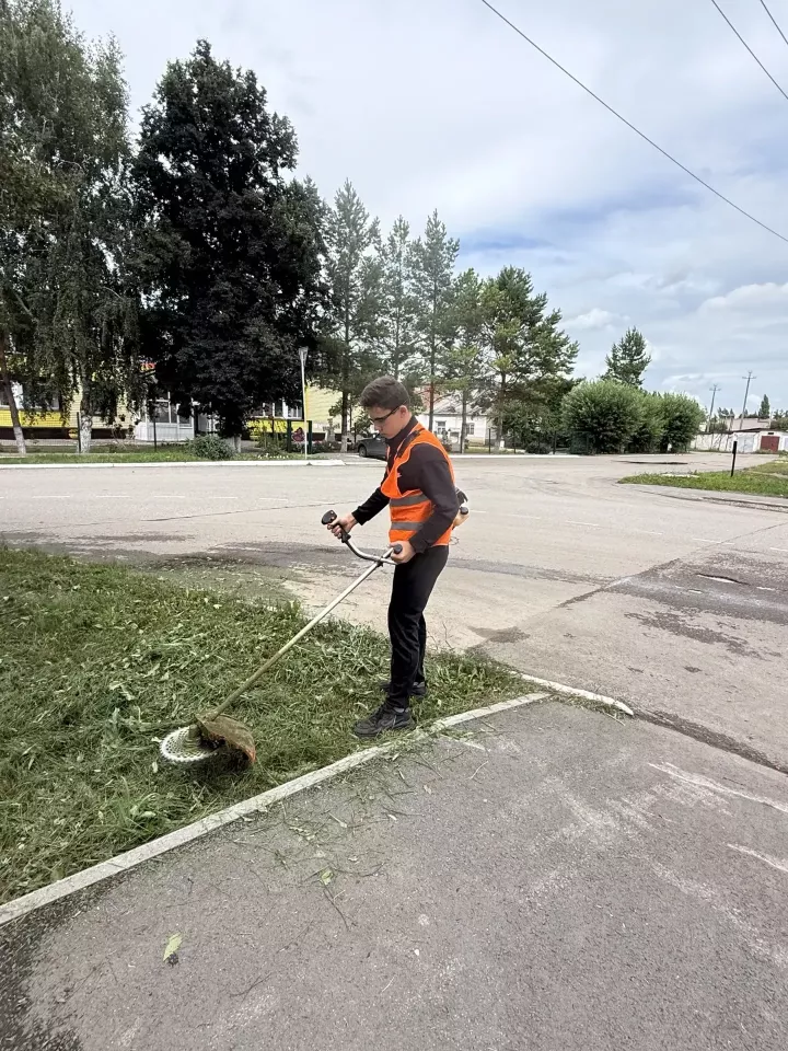 Уруссинские школьники вышли на борьбу с летней травой