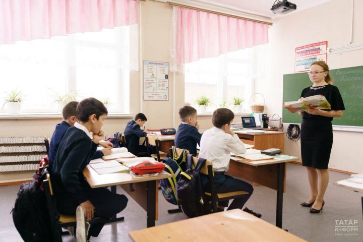 Минпросвещения запретило телефоны на уроках с 1 сентября