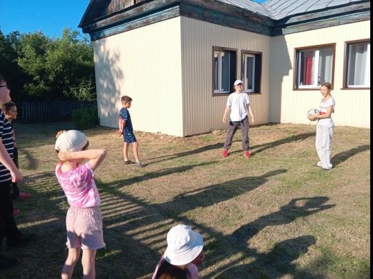 Звонкий смех, радость и живое общение: «Читаем и играем на природе»