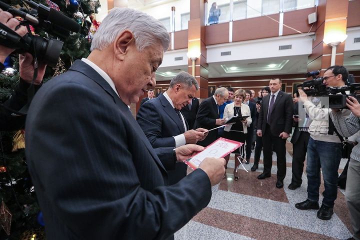 Минниханов, Мухаметшин и Шаймиев положат под «Елку желаний» подарки для детей из приюта «Дуслык»
